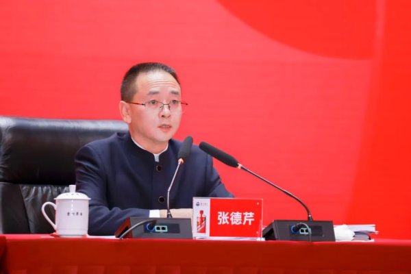 鑫月配 还是一身中山装！贵州茅台董事长张德芹向1400多名投资者表态：“请各位老板放心，茅台不会辜负期望”