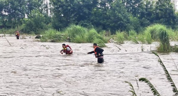 万盈配资 暴雨来袭，消防员让孩子坐在肩头蹚过齐腰洪水丨看见正能量