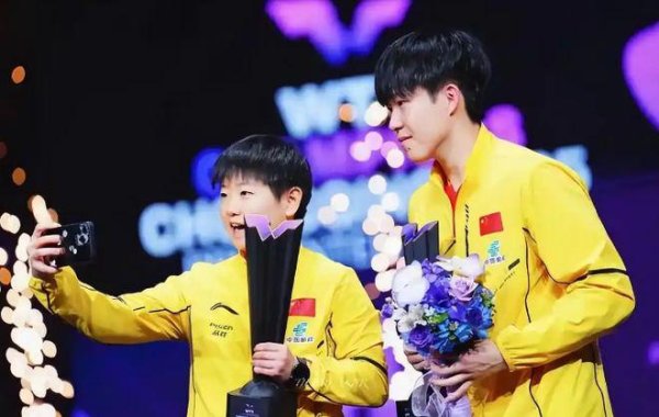 大财配资 情侣装加油？王楚钦恋情实锤？王楚钦参加决赛，谁注意孙颖莎装扮