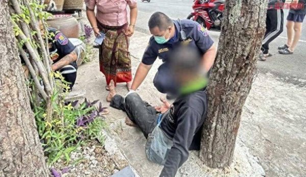 郑州配资网 追尾皮卡摔进车厢，泰国男子脸撞上榴莲