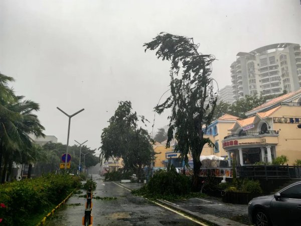 景逸策略 海南多地被“吹停”！台风“剑鱼”有多凶悍？